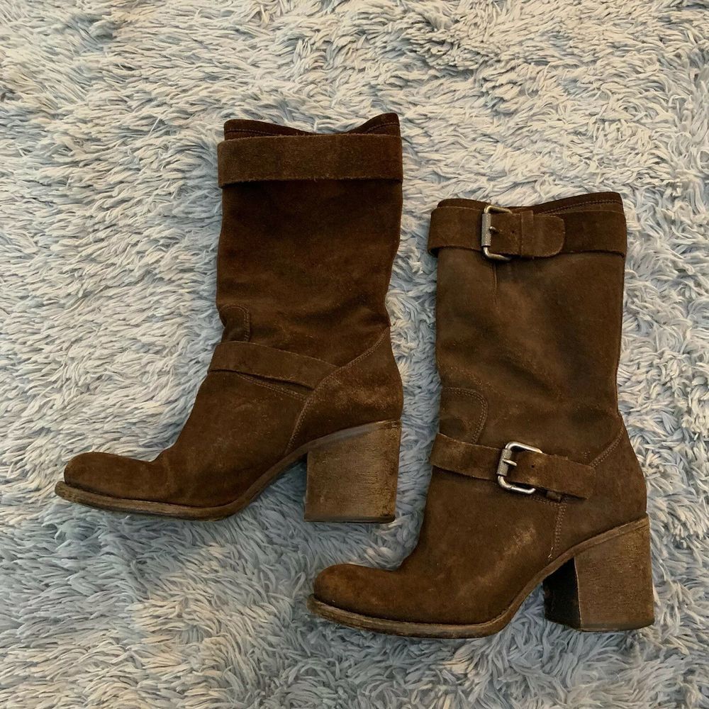 VERA WANG Lavender Cameron Brown Buckle 10M